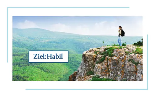 Zu sehen ist ein Bild von Natur als Hintergrund, mit vielen grünen Bäumen und riesigen Felsen. Auf einem der Felsen steht eine Frau mit schwarzem Rucksack. Auf den grünen Bäumen sind die Worte 'Ziel: Habil' zu sehen.