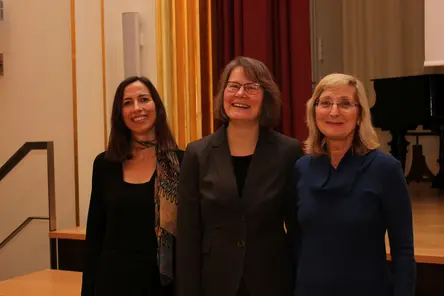 Gruppenbild der Universitätsfrauenbeauftragten Brigitte Eierle, Iris Hermann und Ada Raev
