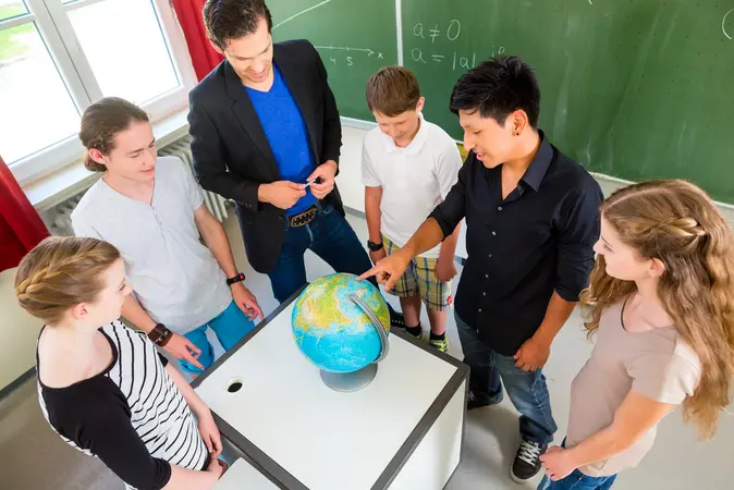 Schüler*innen stehen mit ihrem Lehrer im Kreis um einen Globus herum.