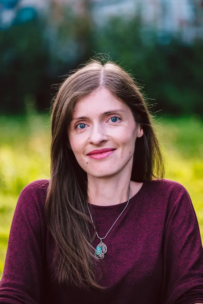 Adina Hermann und Raúl Krauthausen lesen in einer Online-Veranstaltung der Universität Bamberg aus ihrem Kinderbuch „Als Ela das All eroberte“.