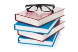 Lesebrille auf Bücherstapel