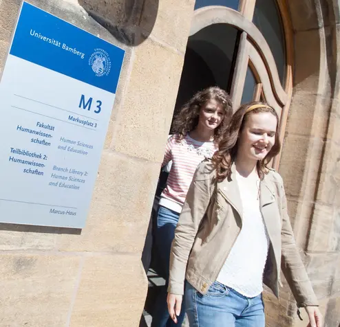 Studierende vor dem Marcushaus in Bamberg