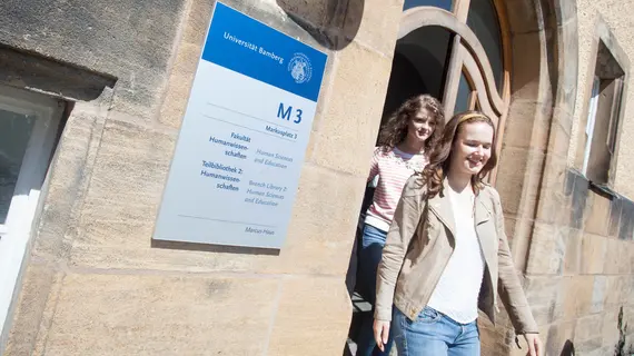 Studierende vor dem Marcushaus in Bamberg