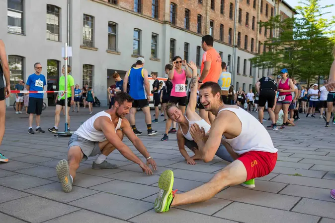 Die Teilnehmer*innen wärmten sich vor dem Uni-Lauf auf – ins Schwitzen kamen sie schon vor dem Startschuss.