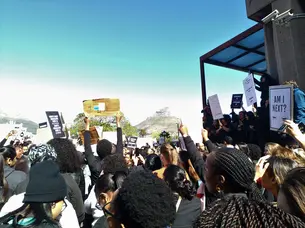 Demonstrierende in Kapstadt mit Schildern mit der Aufschrift "Am I Next?"