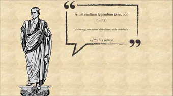 Eine Statue zeigt Plinus den Jüngeren. In Gänsefüßchen steht das lateinische Zitat "Aiunt multum esse, non multa". In Klammern steht die deutsche Übersetzung: Man sagt, man müsse vieles lesen, nicht vielerei.
