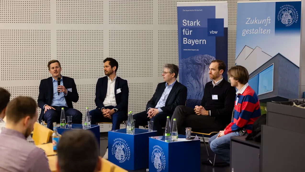 Prof. Dr. Christian Ledig joined the open table discussion at the Upper Franconian AI symposium