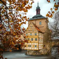 Bild des Alten Rathauses in Bamberg im Herbst