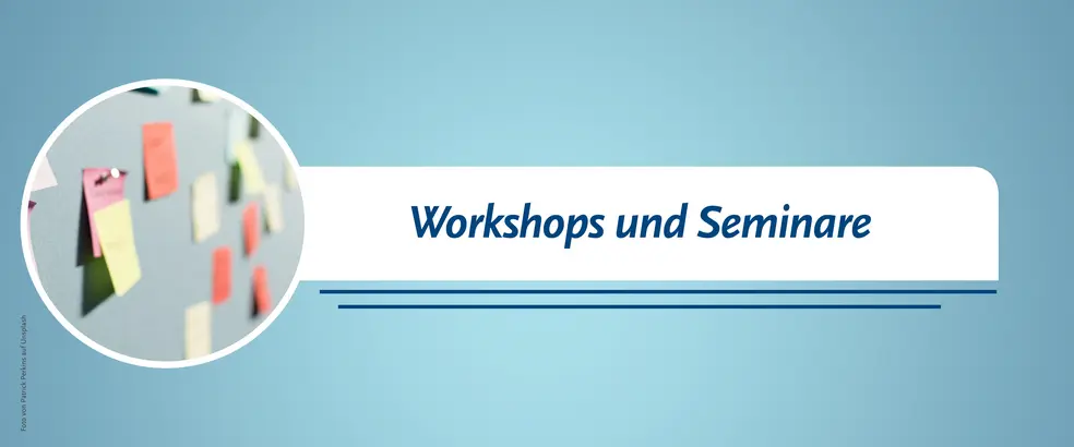 Zu sehen ist ein Banner mit blauem Hintergrund für die Seite von 'Workshops und Seminaren'. In einem kreisrunden Bild sind viele bunte Klebezettel zu sehen, die an der blauen Wand kleben.