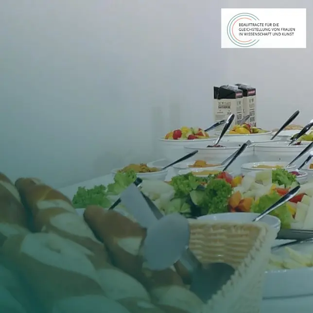 Ein Foto des veganen Feminismus und Frühstück Buffets aus der Mensa, ein leichter grüner Farbverlauf under dem Foto, das Logo der GBWiss in der oberen rechten Ecke