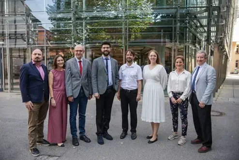 Prof. Dr. Dr. Dr. Peter Riedlberger mit seiner Arbeitsgruppe