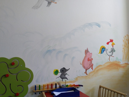 Eltern-Kind-Zimmer mit Bild an der Wand