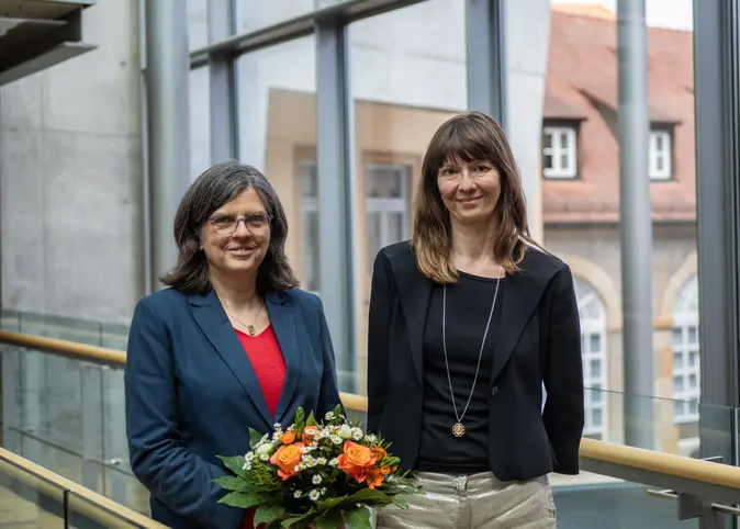 Sabine Vogt (l.) ist neue Vizepräsidentin für Diversität und Internationales. Sie folgt auf Christine Gerhardt (r.), die das Amt aktuell noch innehat.