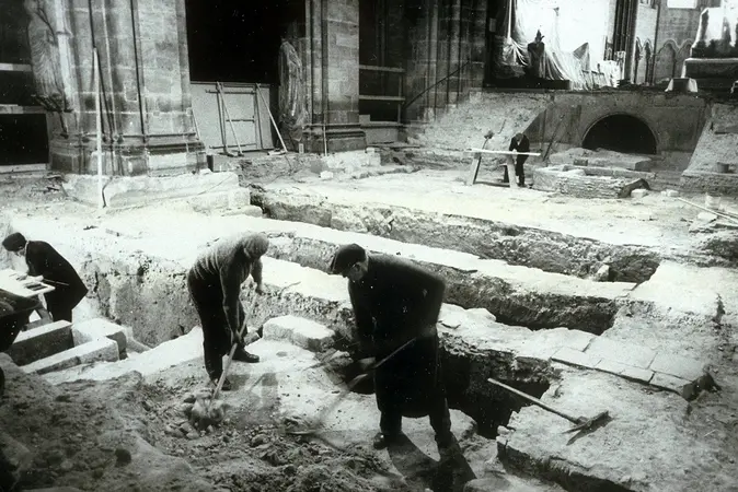 Ausgrabungen im Mittelschiff des Doms unter Walter Sage im Jahr 1970
