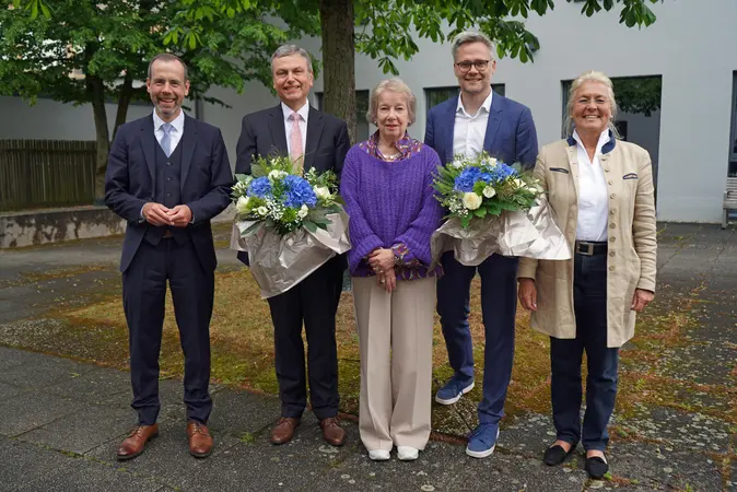Die Vorsitzende des Universitätsrat Prof. Dr. Merith Niehuss (Mitte) gemeinsam mit den beiden designierten Vizepräsidenten Prof. Dr. Stefan Hörmann (2.v.l.) und Prof. Dr. Martin Friesl (2.v.r.) sowie Universitätspräsident Prof. Dr. Kai Fischbach (l.) und Kanzlerin Dr. Dagmar Steuer-Flieser (r.). Die Vizepräsidentin für Diversität und Internationales ist auf dem Bild nicht zu sehen.