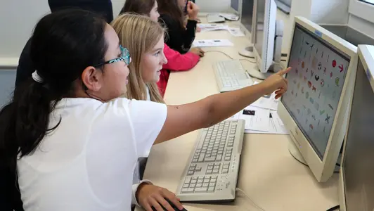 Kinder vor Computer