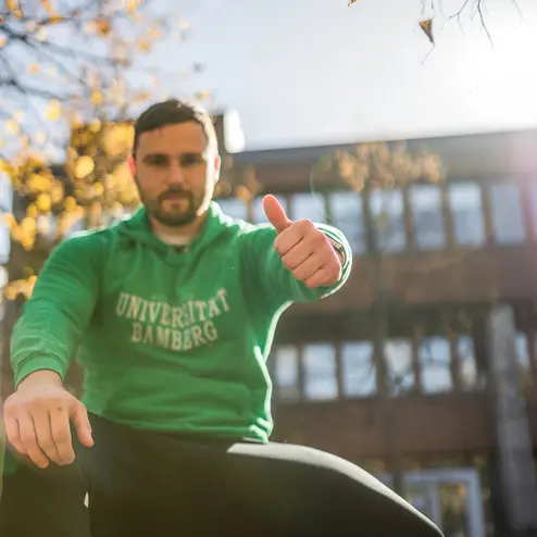 Student an der Feki zeigt Daumen nach oben