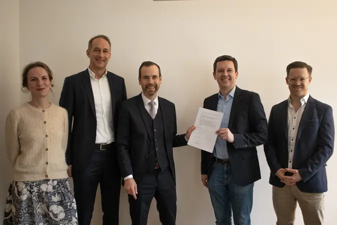 Die Universität Bamberg und das Medical Valley Forchheim haben eine Absichtserklärung zur künftigen Zusammenarbeit unterzeichnet. Bei der Unterzeichnung waren dabei (v.l.n.r.): Henriette Neef vom Dezernat Forschungsförderung und Transfer der Universität Bamberg, BWL-Professor Matthias Muck, Universitätspräsident Kai Fischbach, Viktor Naumann, Geschäftsführer des Medical Valley Forchheim, sowie Tobias Kaufmann, Referent für Internationalisierung an der Fakultät Sozial- und Wirtschaftswissenschaften.