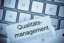 Qualität in den Kernprozessen: Ordner mit der Aufschrift Qualitätsmanagement. Bildquelle: Colourbox Educational