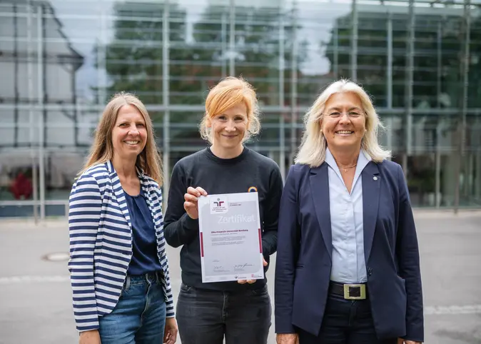 Sabina Haselbek und Christine Reinhardt vom Familienbüro halten zusammen mit Kanzlerin Dagmar Steuer-Flieser (v.l.n.r.) das Zertifikat in den Händen.