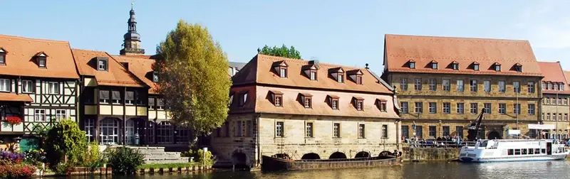 Blick von der Regnitz auf die Gebäude des Instituts für Geographie
