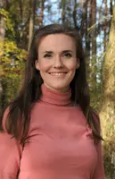 Verena Schnier M.A. Person mit rosa Oberteil und braunen Haaren