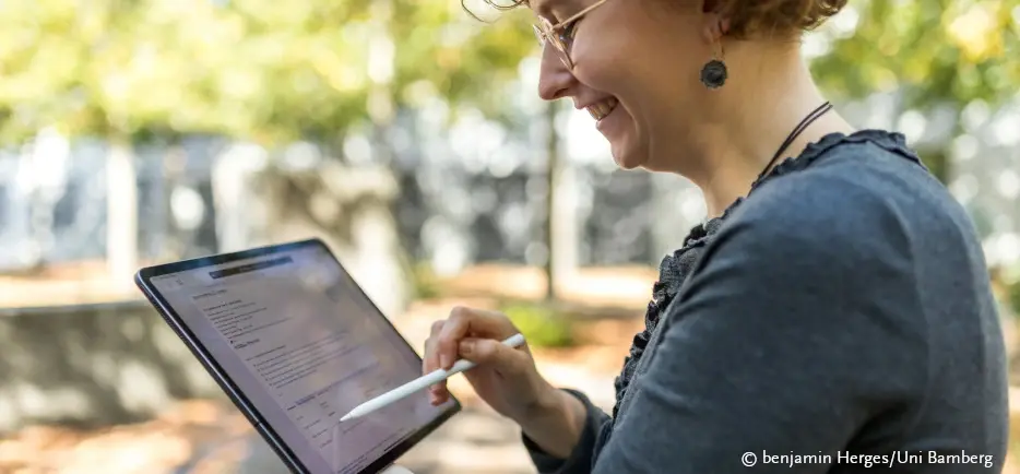 Woman searches the Bamberg catalogue on a tablet