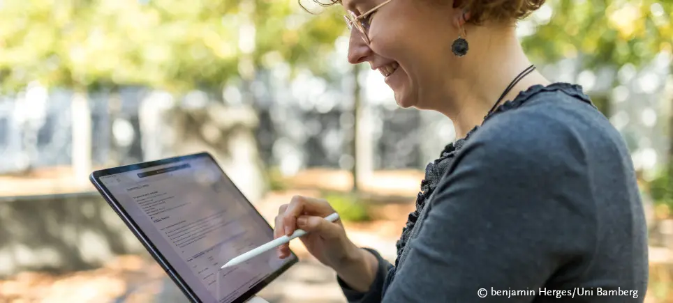 Woman searches the Bamberg catalogue on a tablet
