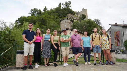 Gruppenbild am Fuße der Burgruine von Canossa