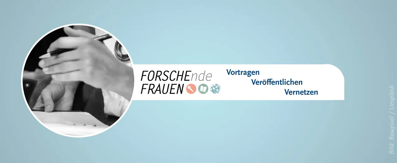 Zu sehen ist ein Banner mit blauem Hintergrund für die Seite 'FORSCHEnde FRAUEN' in Bamberg. Die Wörter 'FORSCHE' und 'FRAUEN' sind in fetter schwarzer Schrift, daneben befinden sich drei kleine Bilder in einzelnen Kreisformen: ein Mikrofon, ein aufgeschlagenes Buch und ein Symbol für Vernetzung. Neben dem Logo stehen die Wörter 'Vortragen, Veröffentlichen und Vernetzen'. In einem kleinen, kreisrunden, schwarz-weißen Bild links davon sind zwei Hände zu sehen, wobei eine Hand einen Kuli hält.