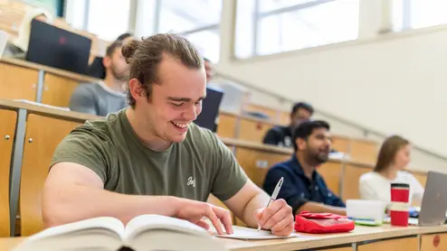 Studierende im Hörsaal an der Uni Bamberg 