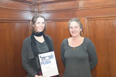 PUSh-Preisträgerin Christina Zeller posiert mit ihrer Urkunde, an ihrer Seite ihre Masterarbeitsbetreuerin Ute Schmid.