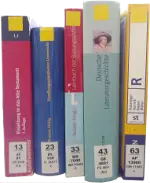 Rückseite einer Reihe von Büchern der Lehrbuchsammlung