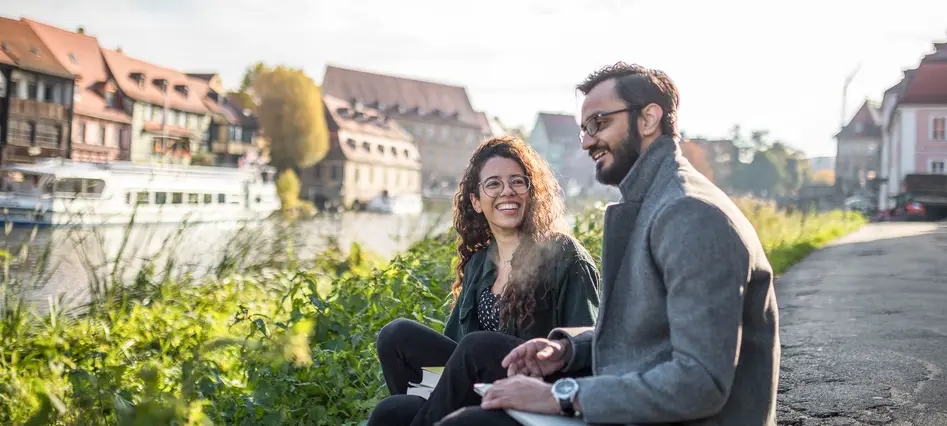 Wetter an der Regnitz genießen Studierende am Regnitzufer