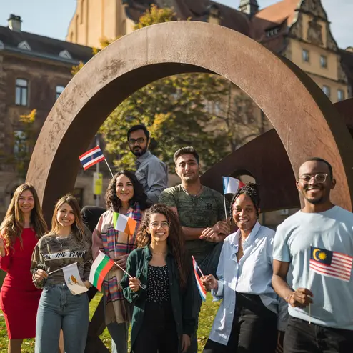 Internationale Studierende mit ihren Flaggen am Markusplatz