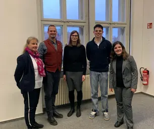 Sarah Dahnen mit den Gästen der Podiumsdiskussion.