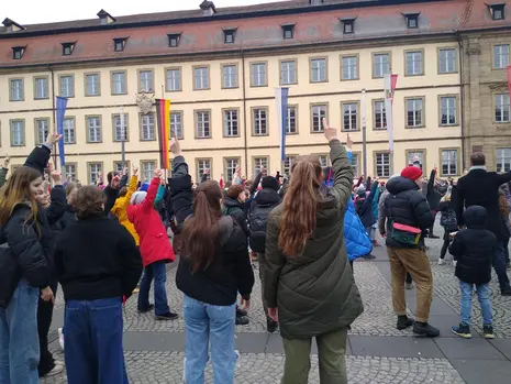 Menschen stehen zusammen auf dem Marktplatz