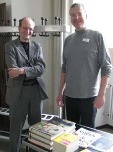 Foto von Andreas Platthaus, während dieser seinen Vortrag hält und die Anwesenden zuhören und diskutieren.