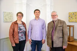 Daniela Nicklas (l.) hat Brent Lagesse (Mitte) für die Johann-von-Spix-Professur vorgeschlagen, Präsident Godehard Ruppert gratuliert zur Auszeichnung. Prof. Dr. Daniela Nicklas, Prof. Brent Lagasse, Prof. Dr. theol. Dr. phil. habil. Godehard Ruppert