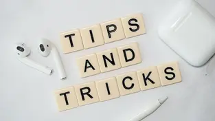 Auf einen Schreibtisch liegen Steine mit dem Schriftzug "Tipps und Tricks"