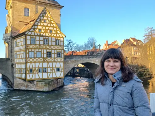 Stefanie Lorenzen auf Brücke gegenüber altem Rathaus