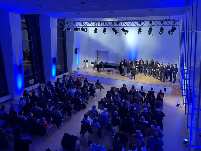 Musizierende Studierende auf einer Bühne.