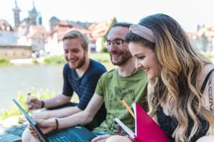 Studenten in Bamberg vor der Regnitz