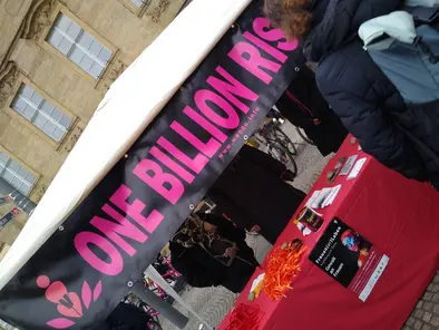 Aufgebauter Stand mit Aufschrift "One Billion Rising"