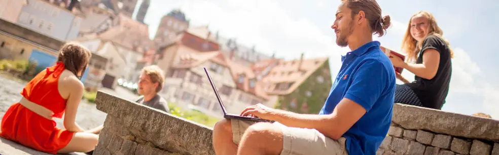 Studierende lernen gemeinsam draußen am Kranen Studierende lernen draußen am Kranen