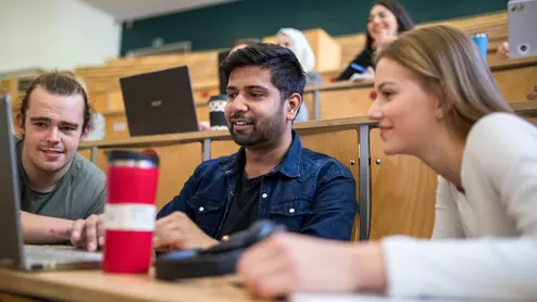 Studierende im Hörsaal an der Uni Bamberg 