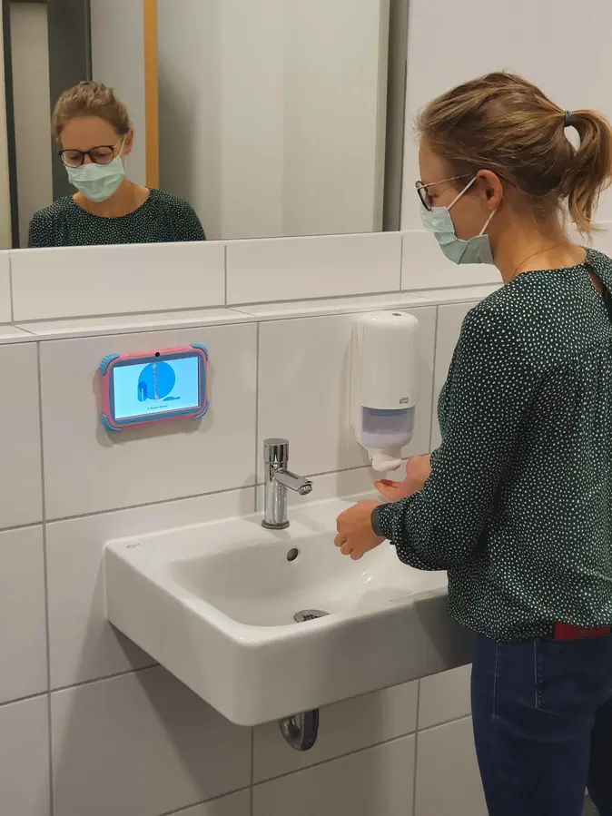  Joanna Graichen testet Installation zur Verbesserung der Handhygiene