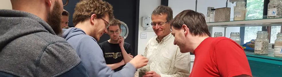 Studenten mit Professor im Werkstofflabor