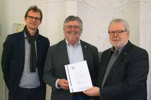 Christian Aßmann (l.) und Godehard Ruppert (r.) gratulieren David Kaplan, Inhaber der Johann-von-Spix-Professur 2018.