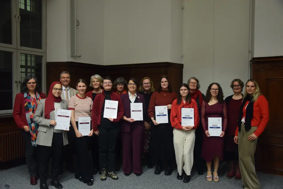 Viele Menschen stehen zusammen, manche halten Urkunden in den Händen. Sie sind die Preisträger*innen und Nominierten, sowie die Gleichstellungsbeauftragten, Universitätsleitung und Professor*innen: Prof. Dr. Sabine Vogt, Prof. Dr. Stefan Hörmann, Prof. Dr. Astrid Schütz, PD Dr. Gabriele Mehling, Prof. Dr. Iris Hermann, Prof. Dr. Daniela Nicklas, Dr. Maye Ehab, Marie Kluge, Leonie Ackermann, Dr. Mareike Spychala, Judith Albert, Linda Ruppert, Julia Halbritter, Prof. Dr. Silvia Annen